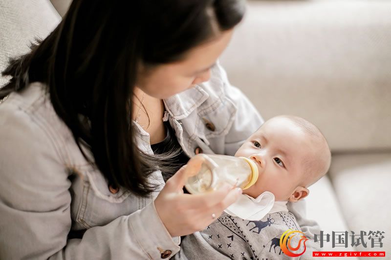 熟睡寶寶簡(jiǎn)單白背景